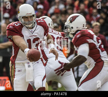 San Francisco, Kalifornien, USA. 4. Dez 2005. Arizona Cardinals Quarterback Kurt Warner (13) Hände weg zu laufen zurück J.J. Arrington (28) am Sonntag, 4. Dezember 2005, in San Francisco, Kalifornien. Die Kardinäle besiegten die 49ers 17-10. Credit: Al Golub/ZUMA Draht/Alamy leben Nachrichten Stockfoto