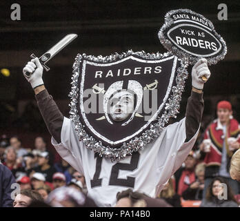 San Francisco, Kalifornien, USA. 13 Aug, 2005. Raider Fan am Samstag, 13. August 2005 in San Francisco, Kalifornien. Die 49ers besiegten die Räuber 21-13 in einem preseason Spiel. Credit: Al Golub/ZUMA Draht/Alamy leben Nachrichten Stockfoto