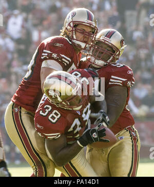 San Francisco, Kalifornien, USA. 20 Nov, 2005. San Francisco 49ers Defensive zurück Ben Emanuel (38) und Defensive End Marques Douglas (94) Abfangen auf Sonntag, den 20. November 2005 feiern, in San Francisco, Kalifornien. Die Seahawks besiegten die 49ers 27-25. Credit: Al Golub/ZUMA Draht/Alamy leben Nachrichten Stockfoto