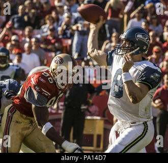 San Francisco, Kalifornien, USA. 20 Nov, 2005. San Francisco 49ers defensive Ende Andre Carter (96) eilt Seattle Seahawks Quarterback Matt Hasselbeck (8) am Sonntag, 20. November 2005 in San Francisco, Kalifornien. Die Seahawks besiegten die 49ers 27-25. Credit: Al Golub/ZUMA Draht/Alamy leben Nachrichten Stockfoto