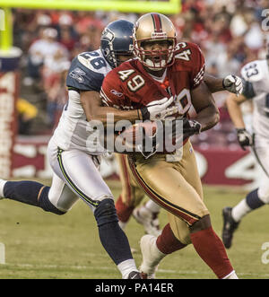 San Francisco, Kalifornien, USA. 20 Nov, 2005. Seattle Seahawks defensive Zurück Michael Boulware (28) packt San Francisco 49ers festes Ende Terry Jones (49) am Sonntag, 20. November 2005 in San Francisco, Kalifornien. Die Seahawks besiegten die 49ers 27-25. Credit: Al Golub/ZUMA Draht/Alamy leben Nachrichten Stockfoto