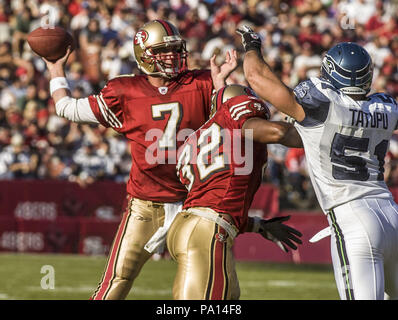 San Francisco, Kalifornien, USA. 20 Nov, 2005. Seattle Seahawks linebacker Lofa Tatupu (51) eilt San Francisco 49ers quarterback Ken Dorsey (7) am Sonntag, 20. November 2005 in San Francisco, Kalifornien. Die Seahawks besiegten die 49ers 27-25. Credit: Al Golub/ZUMA Draht/Alamy leben Nachrichten Stockfoto