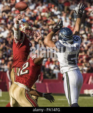 San Francisco, Kalifornien, USA. 20 Nov, 2005. Seattle Seahawks linebacker Lofa Tatupu (51) eilt San Francisco 49ers quarterback Ken Dorsey (7) am Sonntag, 20. November 2005 in San Francisco, Kalifornien. Die Seahawks besiegten die 49ers 27-25. Credit: Al Golub/ZUMA Draht/Alamy leben Nachrichten Stockfoto