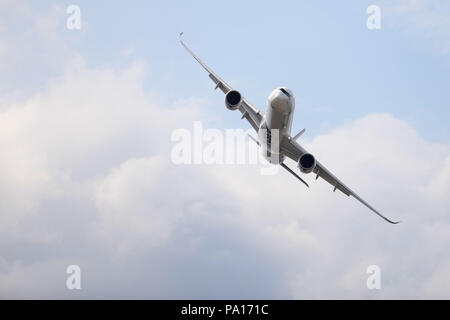 Farnborough, Hampshire, UK. 19. Juli 2018. Ein Airbus A350-1000 Fliegen während einer Anzeige an Tag vier der Farnborough International Airshow (FIA), die sich in Farnborough, Hampshire, UK. Die air show, ein Schaufenster für die Luftfahrtindustrie, ist der grösste der es Art und zieht zivil- und militärische Kunden aus aller Welt. Handel Besucher normalerweise sind mehr als 100.000 Menschen. Die Seite der Show läuft bis zum 20. Juli und wird durch ein Wochenende der Luft zeigt für die allgemeine Öffentlichkeit gefolgt. Quelle: Michael Preston/Alamy leben Nachrichten Stockfoto