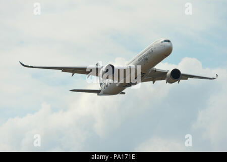 Farnborough, Hampshire, UK. 19. Juli 2018. Ein Airbus A350-1000 Fliegen während einer Anzeige an Tag vier der Farnborough International Airshow (FIA), die sich in Farnborough, Hampshire, UK. Die air show, ein Schaufenster für die Luftfahrtindustrie, ist der grösste der es Art und zieht zivil- und militärische Kunden aus aller Welt. Handel Besucher normalerweise sind mehr als 100.000 Menschen. Die Seite der Show läuft bis zum 20. Juli und wird durch ein Wochenende der Luft zeigt für die allgemeine Öffentlichkeit gefolgt. Quelle: Michael Preston/Alamy leben Nachrichten Stockfoto