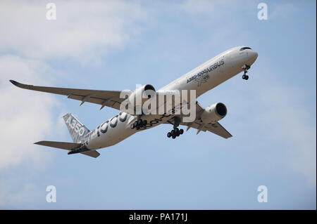 Farnborough, Hampshire, UK. 19. Juli 2018. Ein Airbus A350-1000 Fliegen während einer Anzeige an Tag vier der Farnborough International Airshow (FIA), die sich in Farnborough, Hampshire, UK. Die air show, ein Schaufenster für die Luftfahrtindustrie, ist der grösste der es Art und zieht zivil- und militärische Kunden aus aller Welt. Handel Besucher normalerweise sind mehr als 100.000 Menschen. Die Seite der Show läuft bis zum 20. Juli und wird durch ein Wochenende der Luft zeigt für die allgemeine Öffentlichkeit gefolgt. Quelle: Michael Preston/Alamy leben Nachrichten Stockfoto