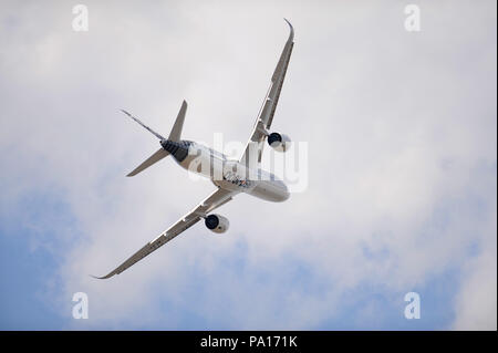 Farnborough, Hampshire, UK. 19. Juli 2018. Ein Airbus A350-1000 Fliegen während einer Anzeige an Tag vier der Farnborough International Airshow (FIA), die sich in Farnborough, Hampshire, UK. Die air show, ein Schaufenster für die Luftfahrtindustrie, ist der grösste der es Art und zieht zivil- und militärische Kunden aus aller Welt. Handel Besucher normalerweise sind mehr als 100.000 Menschen. Die Seite der Show läuft bis zum 20. Juli und wird durch ein Wochenende der Luft zeigt für die allgemeine Öffentlichkeit gefolgt. Quelle: Michael Preston/Alamy leben Nachrichten Stockfoto