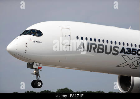 Farnborough, Hampshire, UK. 19. Juli 2018. Ein Airbus A350-1000, die während einer Anzeige an Tag vier der Farnborough International Airshow (FIA), die sich in Farnborough, Hampshire, UK. Die air show, ein Schaufenster für die Luftfahrtindustrie, ist der grösste der es Art und zieht zivil- und militärische Kunden aus aller Welt. Handel Besucher normalerweise sind mehr als 100.000 Menschen. Die Seite der Show läuft bis zum 20. Juli und wird durch ein Wochenende der Luft zeigt für die allgemeine Öffentlichkeit gefolgt. Quelle: Michael Preston/Alamy leben Nachrichten Stockfoto