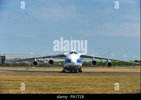 Farnborough, Hampshire, UK. 19. Juli 2018. Eine Antonow An-124 strategischen Lufttransport Jets, die an Tag vier der Farnborough International Airshow (FIA), die sich in Farnborough, Hampshire, UK. Die air show, ein Schaufenster für die Luftfahrtindustrie, ist der grösste der es Art und zieht zivil- und militärische Kunden aus aller Welt. Handel Besucher normalerweise sind mehr als 100.000 Menschen. Die Seite der Show läuft bis zum 20. Juli und wird durch ein Wochenende der Luft zeigt für die allgemeine Öffentlichkeit gefolgt. Quelle: Michael Preston/Alamy leben Nachrichten Stockfoto