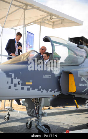 Farnborough, Hampshire, UK. 19. Juli 2018. Käufer im Cockpit eines Full Scale sitzen Mock up Der Saab JAS 39 Gripen leichte einmotorige multirole Fighter Aircraft an Tag vier der Farnborough International Airshow (FIA), die sich in Farnborough, Hampshire, UK. Die air show, ein Schaufenster für die Luftfahrtindustrie, ist der grösste der es Art und zieht zivil- und militärische Kunden aus aller Welt. Handel Besucher normalerweise sind mehr als 100.000 Menschen. Quelle: Michael Preston/Alamy leben Nachrichten Stockfoto