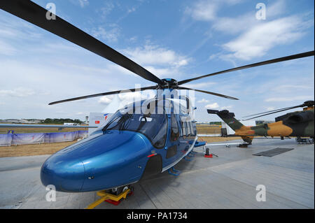 Farnborough, Hampshire, UK. 19. Juli 2018. Ein türkisches Luft- und Raumfahrtindustrie T625 Light Transport/Utility Helicopter auf Anzeige an Tag vier der Farnborough International Airshow (FIA), die sich in Farnborough, Hampshire, UK. Die air show, ein Schaufenster für die Luftfahrtindustrie, ist der grösste der es Art und zieht zivil- und militärische Kunden aus aller Welt. Handel Besucher normalerweise sind mehr als 100.000 Menschen. Die Seite der Show läuft bis zum 20. Juli und wird durch ein Wochenende der Luft zeigt für die allgemeine Öffentlichkeit gefolgt. Quelle: Michael Preston/Alamy Stockfoto