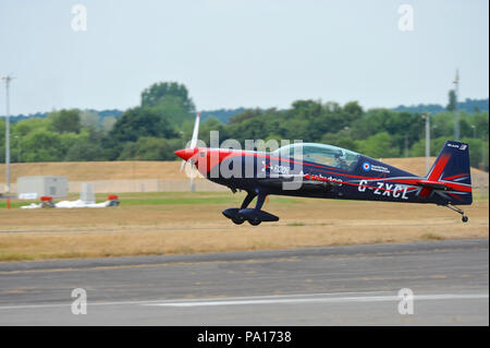 Farnborough, Hampshire, UK. 19. Juli 2018. Ein Mitglied des Blades Aerobatic Display Team Landung nach einem Flying Display an Tag vier der Farnborough International Airshow (FIA), die sich in Farnborough, Hampshire, UK. Die air show, ein Schaufenster für die Luftfahrtindustrie, ist der grösste der es Art und zieht zivil- und militärische Kunden aus aller Welt. Handel Besucher normalerweise sind mehr als 100.000 Menschen. Die Seite der Show läuft bis zum 20. Juli und wird durch ein Wochenende der Luft zeigt für die allgemeine Öffentlichkeit gefolgt. Quelle: Michael Preston/Alamy Live Stockfoto