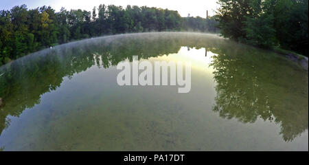 Berlin, Deutschland. 20. Juli 2018. Bodennebel über den Teufelsee See während der frühen Morgen. Credit: Paul Zinken/dpa/ZB/dpa/Alamy leben Nachrichten Stockfoto