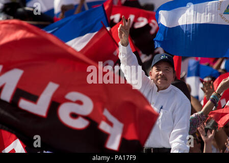 Managua, Nicaragua. 19. Juli 2018. Präsident Daniel Ortega (C) den Sieg Zeichen, als er zu einer Feier der 39. Jahrestag der Sandinistischen Revolution kommt. Der nicaraguanische Präsident hat die katholische Kirche des Landes, ein Teil von einem Putschversuch gegen seine Regierung beschuldigt. Nach Ortega, die katholischen Bischöfe des Landes sind nicht Verbindung in der politischen Krise, sondern vielmehr Teil einer Putschistische Verschwörung. Credit: Carlos Herrera/dpa/Alamy leben Nachrichten Stockfoto