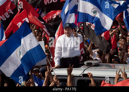 Managua, Nicaragua. 19. Juli 2018. Präsident Daniel Ortega (C) den Sieg Zeichen, als er zu einer Feier der 39. Jahrestag der Sandinistischen Revolution kommt. Der nicaraguanische Präsident hat die katholische Kirche des Landes, ein Teil von einem Putschversuch gegen seine Regierung beschuldigt. Nach Ortega, die katholischen Bischöfe des Landes sind nicht Verbindung in der politischen Krise, sondern vielmehr Teil einer Putschistische Verschwörung. Credit: Carlos Herrera/dpa/Alamy leben Nachrichten Stockfoto