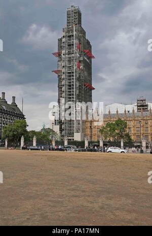 Szenen um Westminster. Verbrannte Erde! Das Gras am Parliament Square wurde komplett abgebrannt durch Tis die heißen Sommer Sonne, Staub, getrockneter Schlamm und ausgetrocknet Patches. Westminster, London, Vereinigtes Königreich 20. Juli 2018 Credit: Evening Standard Stockfoto