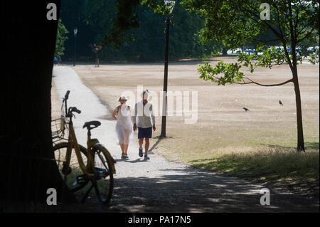 Hyde Park im Sommer. Die Menschen genießen den herrlichen langen Bann auf gutes Wetter während der Hitzewelle 2018. London, Vereinigtes Königreich 17 Juli 2018 Credit: Evening Standard Stockfoto