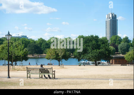 Hyde Park im Sommer. Die Menschen genießen den herrlichen langen Bann auf gutes Wetter während der Hitzewelle 2018. London, Vereinigtes Königreich 17 Juli 2018 Credit: Evening Standard Stockfoto