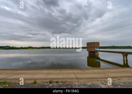 Arlington East Sussex UK 20. Juli - Ein bewölkter Tag Arlington am Stausee in der Nähe von Eastbourne, East Sussex, wo die Wasserstände Recht trotz der Trockenheit in Großbritannien gut bleiben. Die South East Wasserbehälter ist ein bekannter Aussichtspunkt beliebt bei Wanderern und Vogelbeobachter: Simon Dack/Alamy leben Nachrichten Stockfoto