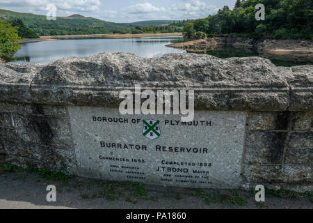 Plymouth, Devon. 19. Juli 2018. Burrator Vorratsbehälter auf Dartmoor in Devon, die jetzt auf nur 41,9 % der Kapazität, Teile des 15. Jahrhunderts Langstone Manor Estate. Gras und andere Pflanzen haben begonnen, wieder den Boden unter den Füßen von Wasser. Credit: Paul Slater/Alamy leben Nachrichten Stockfoto