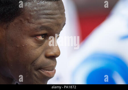 Berlin, Deutschland. 09 Sep, 2015. Deutschlands Dennis Schroeder reagiert auf der Bank während der FIBA Basketball-europameisterschaft 2015 Gruppe B Spiel Italien gegen Deutschland in Berlin, Deutschland, 09. September 2015. Credit: Lukas Schulze/dpa | Verwendung weltweit/dpa/Alamy leben Nachrichten Stockfoto