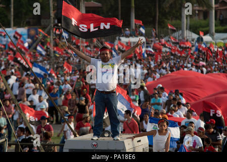 Managua, Nicaragua. 19. Juli 2018. Ein Unterstützer der Sandinistischen Nationalen Befreiungsfront (fsln) die Teilnahme an einer Veranstaltung in conmemoration des 39. Jahrestag der Sandinistischen Revolution. Der nicaraguanische Präsident hat die katholische Kirche des Landes, ein Teil von einem Putschversuch gegen seine Regierung beschuldigt. Nach Ortega, die katholischen Bischöfe des Landes sind nicht Verbindung in der politischen Krise, sondern vielmehr Teil einer Putschistische Verschwörung. Credit: Carlos Herrera/dpa/Alamy leben Nachrichten Stockfoto