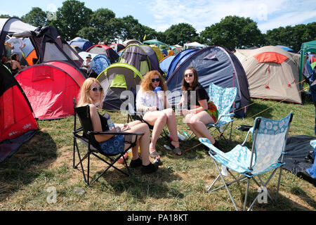 Nozstock Festival in der Nähe von Bromyard, Herefordshire, UK-Freitag, Juli 2018 20 - Musik Fans kommen vor Ort für den Start der 20 Nozstock Music Festival im warmen Sonnenschein mit lokalen temps von 25 c-- Nozstock läuft noch bis zum Sonntag, den 22. Juli 2018. Foto Steven Mai/Alamy leben Nachrichten Stockfoto