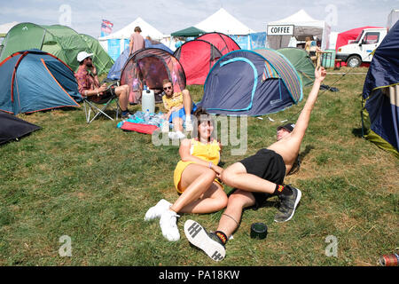 Nozstock Festival in der Nähe von Bromyard, Herefordshire, UK-Freitag, Juli 2018 20 - Musik Fans kommen vor Ort für den Start der 20 Nozstock Music Festival im warmen Sonnenschein mit lokalen temps von 25 c-- Nozstock läuft noch bis zum Sonntag, den 22. Juli 2018. Foto Steven Mai/Alamy leben Nachrichten Stockfoto