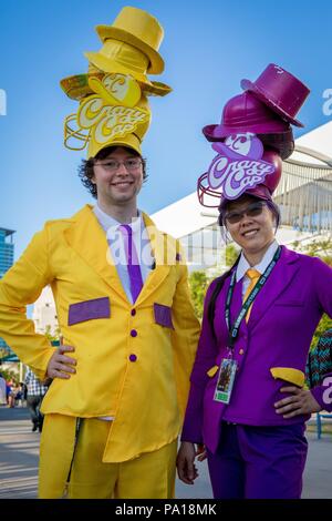 Cosplayer Josh und DD inspiriert von 'Super Mario Odyssee', kam den ganzen Weg von Boston auf der Comic-Con in San Diego, im Juli 2018. | Verwendung weltweit Stockfoto