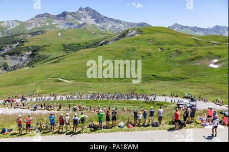 Col de la Madeleine, Frankreich - Juli 19, 2018: Das Peloton klettern die Straße zum Col de la Madeleine in den Französischen Alpen, während der Phase 12 von Le Tour de France 2018 Stockfoto