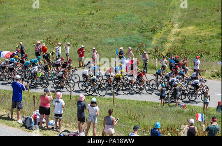 Col de la Madeleine, Frankreich - 19. Juli 2018: Die britische Radfahrer Geraint Thomas von Team Sky trägt das Gelbe Trikot im Hauptfeld der Straße zum Col de la Madeleine in den Französischen Alpen klettern, während der Phase 12 von Le Tour de France 2018 Stockfoto