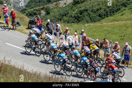 Col de la Madeleine, Frankreich - 19. Juli 2018: Die britische Radfahrer Geraint Thomas von Team Sky trägt das Gelbe Trikot im Hauptfeld der Straße zum Col de la Madeleine in den Französischen Alpen klettern, während der Phase 12 von Le Tour de France 2018 Stockfoto