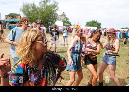 Nozstock Festival in der Nähe von Bromyard, Herefordshire, UK-Freitag, den 20. Juli 2018 - Musik Fans Tanz an der Orchard Phase zu Beginn des 20 Nozstock Music Festival im warmen Sonnenschein mit lokalen temps von 25 c-Nozstock läuft noch bis zum Sonntag, den 22. Juli 2018. Foto Steven Mai/Alamy leben Nachrichten Stockfoto