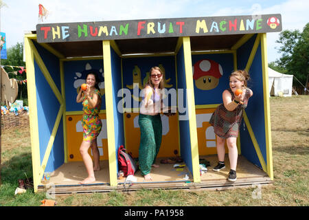 Nozstock Festival in der Nähe von Bromyard, Herefordshire, UK-Freitag, den 20. Juli 2018 - Menschliche Fruit Machine Unterhaltung am 20. Nozstock Music Festival im warmen Sonnenschein mit lokalen temps von 25 c-- Nozstock läuft noch bis zum Sonntag, den 22. Juli 2018. Foto Steven Mai/Alamy leben Nachrichten Stockfoto