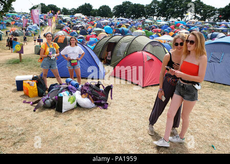 Nozstock Festival in der Nähe von Bromyard, Herefordshire, UK-Freitag, Juli 2018 20 - Musik Fans kommen vor Ort für den Start der 20 Nozstock Music Festival im warmen Sonnenschein mit lokalen temps von 25 c-- Nozstock läuft noch bis zum Sonntag, den 22. Juli 2018. Foto Steven Mai/Alamy leben Nachrichten Stockfoto