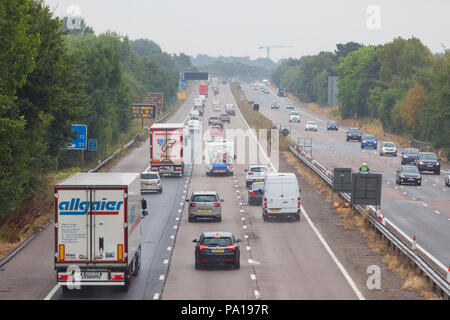 Ashford, Kent, Großbritannien. 20 Jul, 2018. UK Wetter: Met Office haben einen gelben Wetter Warnung für den Südosten ausgestellt, mit heftigen Regenfällen auf dem großen Verkehrsaufkommen auf der M20 in Richtung Süden in Richtung Dover gebunden. © Paul Lawrenson 2018 Photo Credit: PAL Bilder/Alamy leben Nachrichten Stockfoto