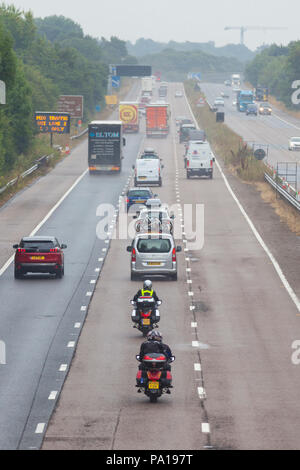 Ashford, Kent, Großbritannien. 20 Jul, 2018. UK Wetter: Met Office haben einen gelben Wetter Warnung für den Südosten ausgestellt, mit heftigen Regenfällen auf dem großen Verkehrsaufkommen auf der M20 in Richtung Süden in Richtung Dover gebunden. © Paul Lawrenson 2018 Photo Credit: PAL Bilder/Alamy leben Nachrichten Stockfoto