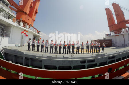 Shanghai, China. 20. Juli 2018. Vertreter der Forscher machen Abschied von Menschen an Bord Chinas Forschung Eisbrecher Xuelong in Shanghai, China, 20. Juli 2018. Chinas Forschung Eisbrecher Xuelong Segel aus Shanghai Freitag, Kennzeichnung 9 Arktis Expedition des Landes. Credit: Fang Zhe/Xinhua/Alamy leben Nachrichten Stockfoto