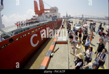 Shanghai, China. 20. Juli 2018. Vertreter der Forscher machen Abschied von Menschen an Bord Chinas Forschung Eisbrecher Xuelong in Shanghai, China, 20. Juli 2018. Chinas Forschung Eisbrecher Xuelong Segel aus Shanghai Freitag, Kennzeichnung 9 Arktis Expedition des Landes. Credit: Fang Zhe/Xinhua/Alamy leben Nachrichten Stockfoto