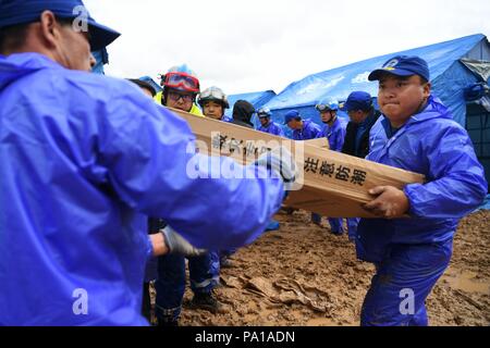 Dongxiang, Gansu Provinz Chinas. 20. Juli 2018. Retter vermitteln Katastrophenhilfe Materialien bei Flut - schlagen Chenhe Dorf Dongxiang autonomen Grafschaft in Linxia Hui Autonomen Präfektur im Nordwesten der chinesischen Provinz Gansu, 20. Juli 2018. Über 1,08 Millionen Menschen in der Provinz Gansu wurden durch Regen ausgelöste Hochwasser betroffen, mit 12 Toten, vier Personen vermisst und 27.000 Menschen evakuiert. Credit: Chen Bin/Xinhua/Alamy leben Nachrichten Stockfoto