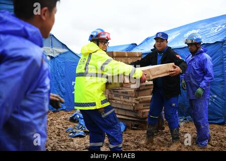 Dongxiang, Gansu Provinz Chinas. 20. Juli 2018. Retter vermitteln Katastrophenhilfe Materialien bei Flut - schlagen Chenhe Dorf Dongxiang autonomen Grafschaft in Linxia Hui Autonomen Präfektur im Nordwesten der chinesischen Provinz Gansu, 20. Juli 2018. Über 1,08 Millionen Menschen in der Provinz Gansu wurden durch Regen ausgelöste Hochwasser betroffen, mit 12 Toten, vier Personen vermisst und 27.000 Menschen evakuiert. Credit: Chen Bin/Xinhua/Alamy leben Nachrichten Stockfoto