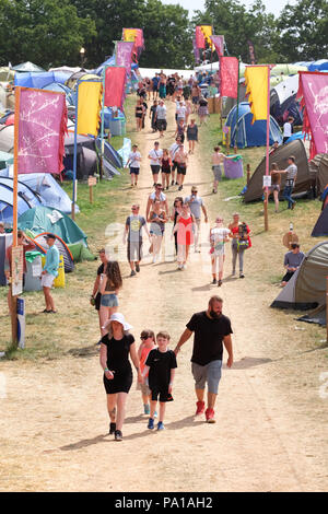 Nozstock Festival in der Nähe von Bromyard, Herefordshire, UK-Freitag, Juli 2018 20 - Musik Fans kommen vor Ort für den Start der 20 Nozstock Music Festival im warmen Sonnenschein mit lokalen temps von 25 c-Nozstock läuft noch bis zum Sonntag, den 22. Juli 2018. Foto Steven Mai/Alamy leben Nachrichten Stockfoto