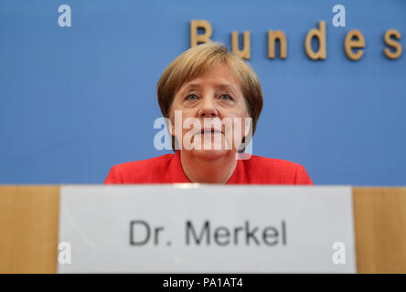 Berlin, Deutschland. 20. Juli 2018. Die deutsche Bundeskanzlerin Angela Merkel nimmt an den regelmäßigen Pressekonferenz in Berlin, Deutschland, 20. Juli 2018. Die deutsche Bundeskanzlerin Angela Merkel sagte am Freitag, dass die transatlantischen Beziehungen entscheidend sind für Deutschland, und sie wird es bebauen, obwohl es unter Druck steht. Credit: Shan Yuqi/Xinhua/Alamy leben Nachrichten Stockfoto