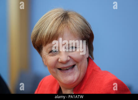 Berlin, Deutschland. 20. Juli 2018. Die deutsche Bundeskanzlerin Angela Merkel nimmt an den regelmäßigen Pressekonferenz in Berlin, Deutschland, 20. Juli 2018. Die deutsche Bundeskanzlerin Angela Merkel sagte am Freitag, dass die transatlantischen Beziehungen entscheidend sind für Deutschland, und sie wird es bebauen, obwohl es unter Druck steht. Credit: Shan Yuqi/Xinhua/Alamy leben Nachrichten Stockfoto