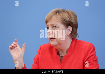 Berlin, Deutschland. 20. Juli 2018. Die deutsche Bundeskanzlerin Angela Merkel spricht während der regelmäßigen Pressekonferenz in Berlin, Deutschland, 20. Juli 2018. Die deutsche Bundeskanzlerin Angela Merkel sagte am Freitag, dass die transatlantischen Beziehungen entscheidend sind für Deutschland, und sie wird es bebauen, obwohl es unter Druck steht. Credit: Shan Yuqi/Xinhua/Alamy leben Nachrichten Stockfoto