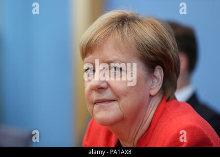 Berlin, Deutschland. 20. Juli 2018. Die deutsche Bundeskanzlerin Angela Merkel nimmt an den regelmäßigen Pressekonferenz in Berlin, Deutschland, 20. Juli 2018. Die deutsche Bundeskanzlerin Angela Merkel sagte am Freitag, dass die transatlantischen Beziehungen entscheidend sind für Deutschland, und sie wird es bebauen, obwohl es unter Druck steht. Credit: Shan Yuqi/Xinhua/Alamy leben Nachrichten Stockfoto