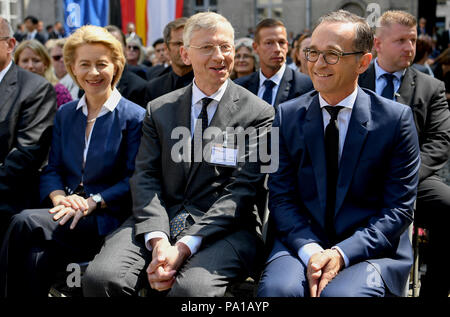 20 Juli 2018, Germany, Berlin: Ursula von der Leyen (CDU, von links nach rechts), Verteidigungsminister Robert von Steinau-Steinrueck, Vorsitzender des Vorstands der Stiftung 20. Juli 1944 ' (20. Juli 1944 Stiftung) und Heiko Maas (SPD), Minister für Auswärtige Angelegenheiten, stehen während der Erinnerung Veranstaltung auf dem 74. Jahrestag des gescheiterten Versuch gegen Adolf Hitler im Innenhof der Bendlerblock. Offiziere der Wehrmacht unter der Leitung von Claus Schenk Graf von Stauffenberg einen vergeblichen Versuch, Hitler mit einer Bombe zu ermorden, und somit am Ende des Krieges, am 20. Juli 1944. Foto: Britta Pedersen/dpa-Zentralbild/d Stockfoto