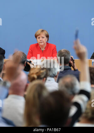 Berlin, Deutschland. 20. Juli 2018. Die deutsche Bundeskanzlerin Angela Merkel nimmt an den regelmäßigen Pressekonferenz in Berlin, Deutschland, 20. Juli 2018. Die deutsche Bundeskanzlerin Angela Merkel sagte am Freitag, dass die transatlantischen Beziehungen entscheidend sind für Deutschland, und sie wird es bebauen, obwohl es unter Druck steht. Credit: Shan Yuqi/Xinhua/Alamy leben Nachrichten Stockfoto