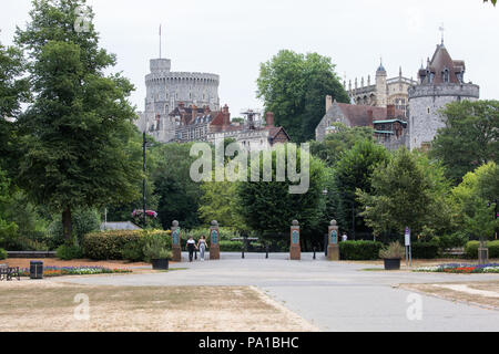 Windsor, Großbritannien. 20. Juli 2018. Vergilbten Gras in Alexandra Gärten mit Schloss Windsor hinter folgenden längste Hitzewelle in Großbritannien seit mehr als vierzig Jahren. Das Gras um Windsor Castle war eine üppige grüne zum Zeitpunkt der Hochzeit des Herzogs und der Herzogin von Sussex im Mai. Credit: Mark Kerrison/Alamy leben Nachrichten Stockfoto