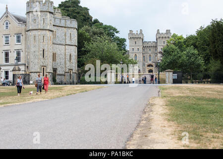 Windsor, Großbritannien. 20. Juli 2018. Vergilbten Gras neben dem langen Spaziergang vor Windsor Castle folgenden längste Hitzewelle in Großbritannien seit mehr als vierzig Jahren. Das Gras um Windsor Castle war eine üppige grüne zum Zeitpunkt der Hochzeit des Herzogs und der Herzogin von Sussex im Mai. Credit: Mark Kerrison/Alamy leben Nachrichten Stockfoto